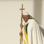 Папа Франциск остава в критично състояние