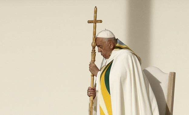 Папа Франциск остава в критично състояние