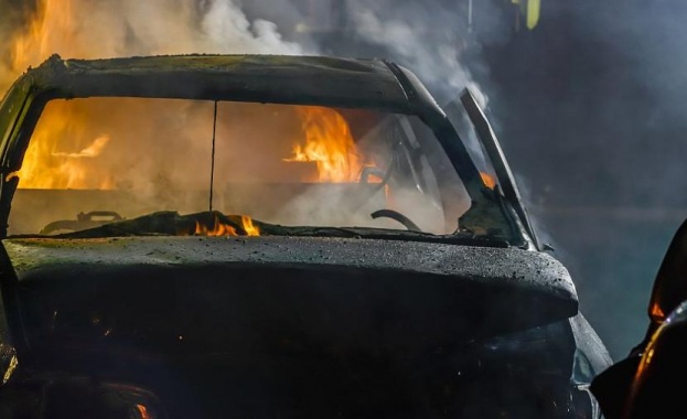 Кола горя на входа на тунела Топли дол в посока