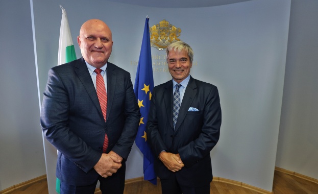 Възможността учители от Аржентина да преподават испански език в български