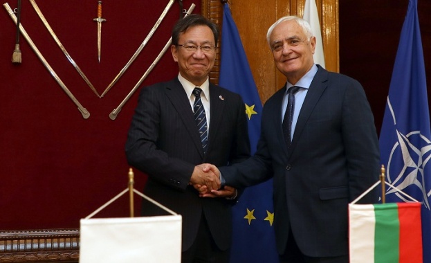 Министърът на отбраната Атанас Запрянов и посланикът на Япония в