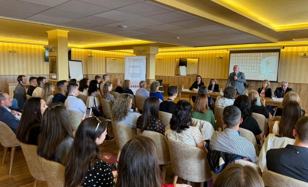 Близо 1 000 учители се включват в майсторски класове в