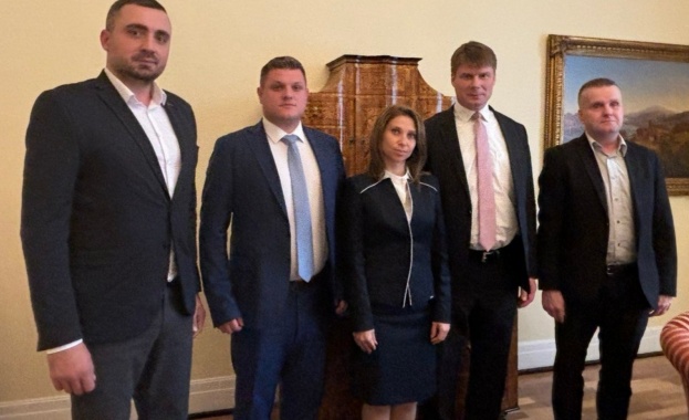 Искра Михайлова Даниел Проданов и Стоян Таслаков се завърнаха от