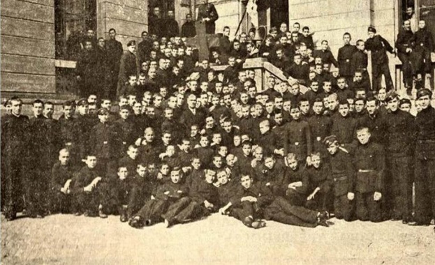 Българският младежки Червен кръст е учреден на 14 октомври 1921