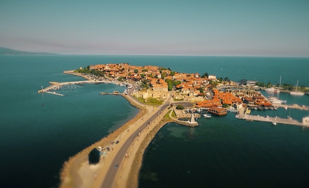 Древни каменни стени останки от жилищни сгради предмети от бита