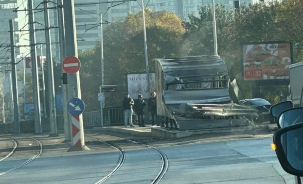 Кола мина през спирка в София, прелетя и се удари в мантинела. Как се стига да опасния инцидент – разказ от първо лице Кола мина през спирка в София, прелетя и се удари в мантинела. Как се стига да опасния инцидент – разказ от първо лице