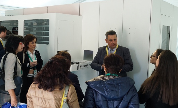 Аптечен робот селектира 50 лекарства за 3 секунди