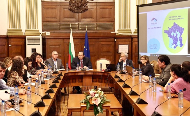 МЗХ внедрява пилотно наземни генератори в борбата с градушките МЗХ внедрява пилотно наземни генератори в борбата с градушките