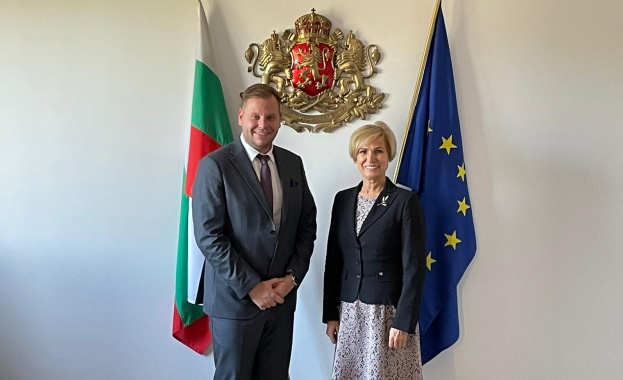 Заместник министърът на младежта и спорта Петър Младенов и заместник министърът на