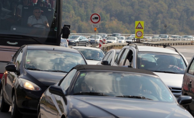 За огромни задръствания на магистрала Хемус близо до София от