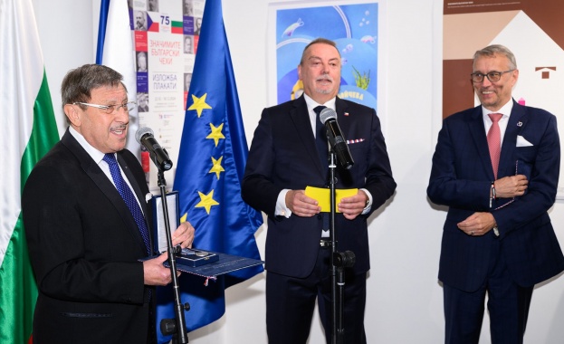 Чешкото правителство награди снощи българският PR експерт и дипломат Максим