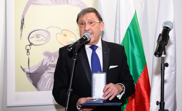 Чешкото правителство награди снощи българският PR експерт и дипломат Максим