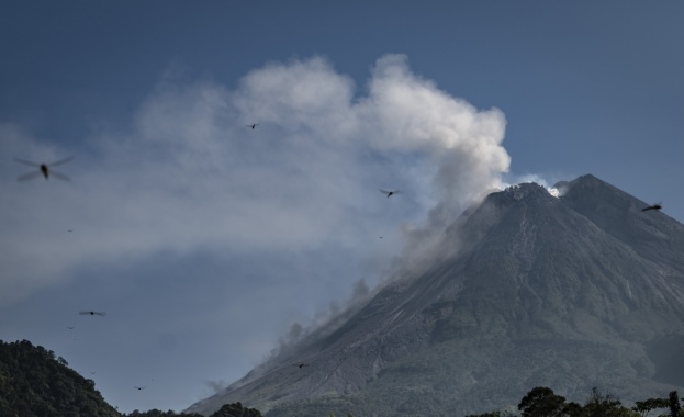 Вулканът Левотоби Лаки Лаки на индонезийския остров Флорес тази сутрин отново