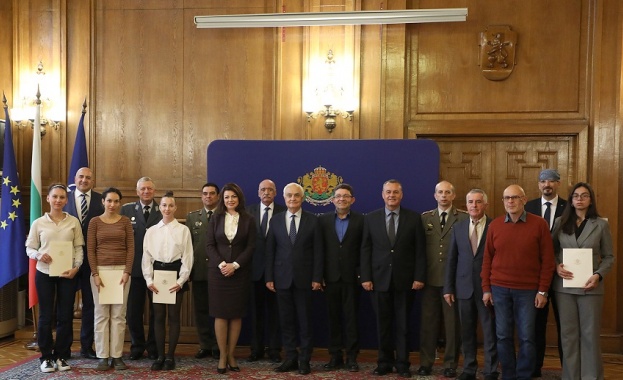 Министърът на отбраната Атанас Запрянов награди днес 4 ноември военнослужещи