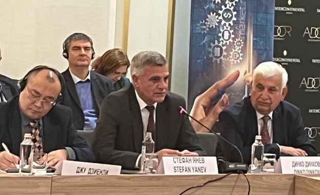 В началото на 21 ви век вървеше дебат дали светът вече