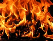 Млада жена е с тежки изгаряния след пожар в Първомай