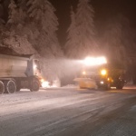 8 снегопочистващи машини обработват настилките по пътищата в област Смолян. Шофирайте внимателно!