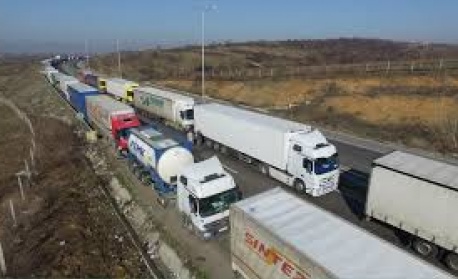 Колона от тирове затруднява движението на „Капитан Андреево“