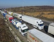 Колона от тирове затруднява движението на „Капитан Андреево“