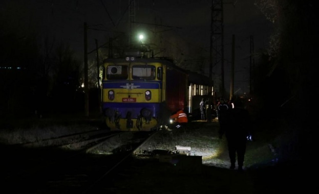 Редица закъснения и отменени влакове заради влошената метеорологична обстановка в