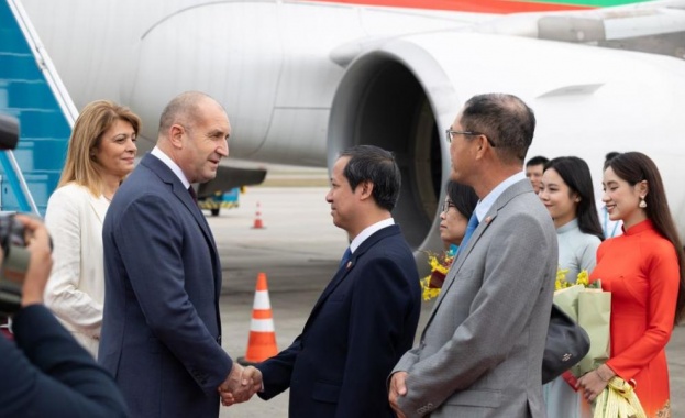 Президентът пристигна на официално посещение във Виетнам