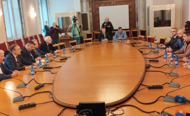 Зафиров след срещата с „Възраждане“ и МЕЧ: Няма да слагаме граници, но търпението се изчерпва 