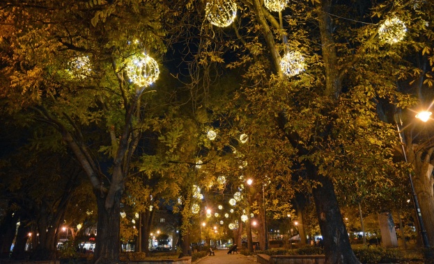 Приказна Варна грейва с изцяло нова коледна украса Приказна Варна грейва с изцяло нова коледна украса