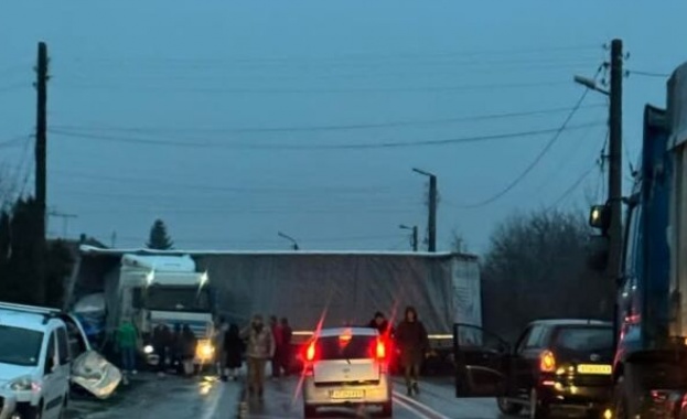 След като ТИР самокатастрофира и се вряза в ограда на къщи във Великотърновско След като ТИР самокатастрофира и се вряза в ограда на къщи във Великотърновско