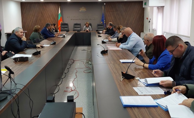 Министър Коритарова: Процесът на изплащане на средства към общините в изпълнение на Инвестиционната програма за общински проекти е необратим