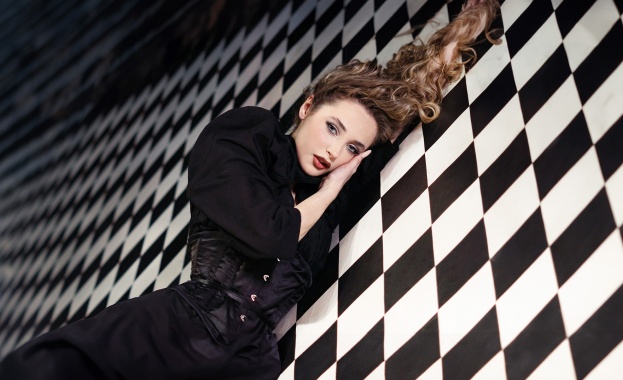 Елизабет е артистичният псевдоним на младата изпълнителка Елизабет Захариева която