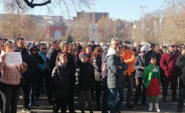 Стотици плевенчани протестираха пред сградата на общината с искане да