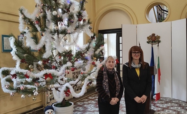 Областният управител на Бургас проф. Мария Нейкова откри благотворителната кампания „Елха на доброто“ в помощ на деца и семейства в риск