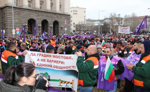 В безпрецедентен протест над 2000 миньори се обявиха срещу новия "Минен данък" 