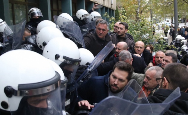 Сръбската опозицията депутати и съветници се опитаха тази