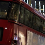 Осем ранени след удар на двуетажен автобус в железопътен мост в Глазгоу