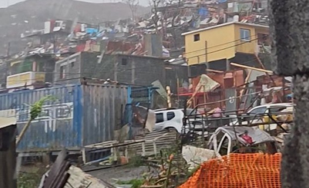 Спасителни екипи работят неуморно за възстановяване на основните услуги в