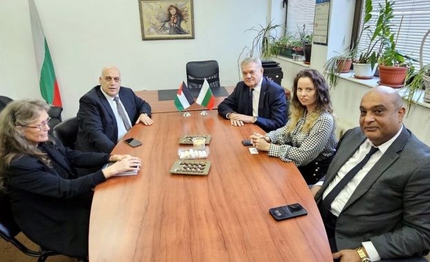 Лидерът на АБВ Румен Петков и заместникът му д р Пламена