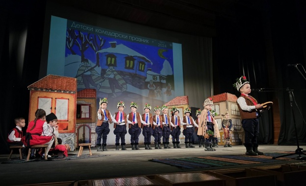 Над 220 деца от детски градини училища и неформални коледарски