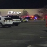 Бягащ от полицията шофьор се заби в магазин в търговски център в Тексас, рани петима и беше застрелян