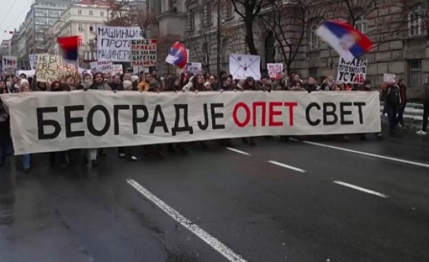 Стотици сръбски студенти протестираха заради трагедията в Нови Сад