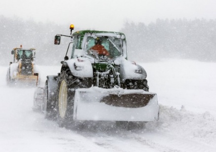 Над 440 снегорина обработват републиканските пътища. От силния вятър се образуват снегонавявания в Североизточна България и област Бургас. Шофирайте внимателно!