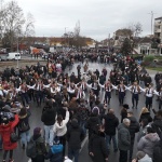 Над 400 танцуващи коледари преминаха по главните улици на Ямбол в празнично дефиле