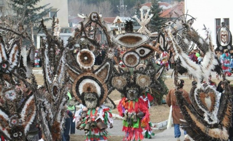Десетки маскарадни състави дефилират в Перник днес и утре на фестивала "Сурва"