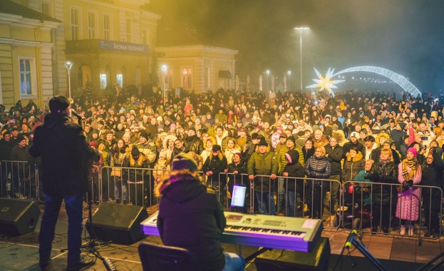 Хиляди пяха танцуваха и се забавляваха с празничната програма на