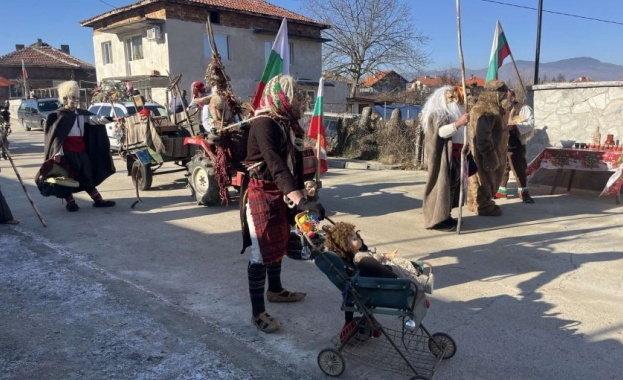 По традиция в първия ден от новата година маскирани мъже