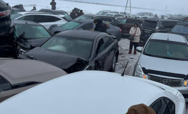 Близо 100 автомобила катастрофираха в Казахстан заради виелица
