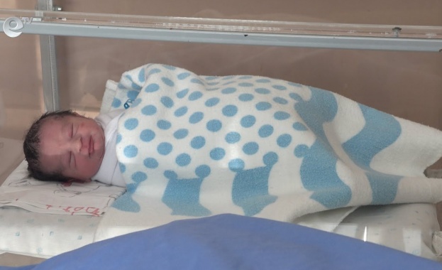 Непълнолетна роди първото за годината бебе в Хасковско 16 годишното момиче