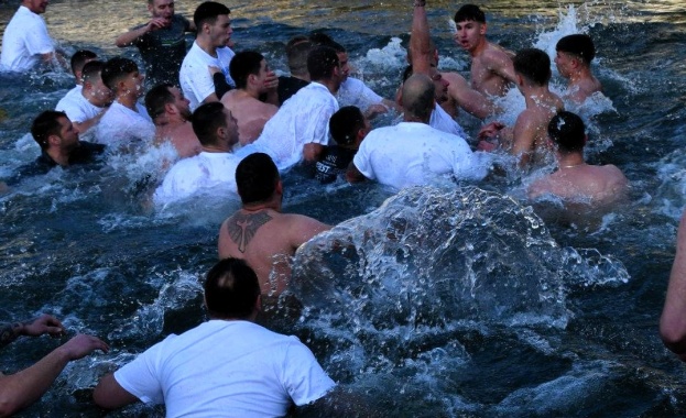 Спасителят на богоявленския кръст в Асеновград тази година е Мартин