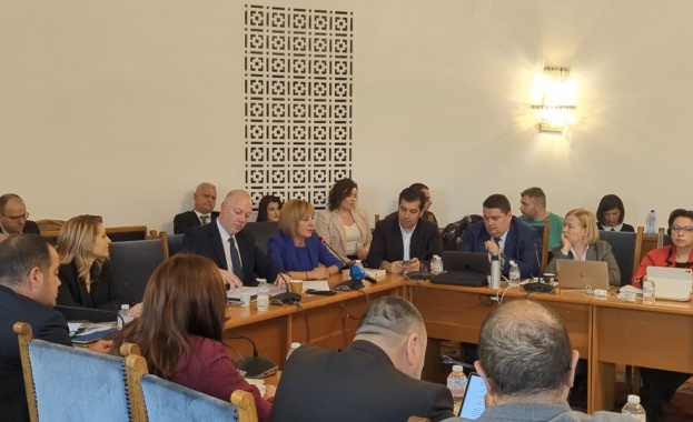 Изборният кодекс на Манолова беше приет от парламентарната правна комисия
