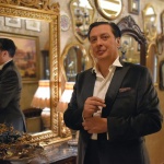 Васил Петров пя в дворец във Венеция, тръгва на грандиозно турне